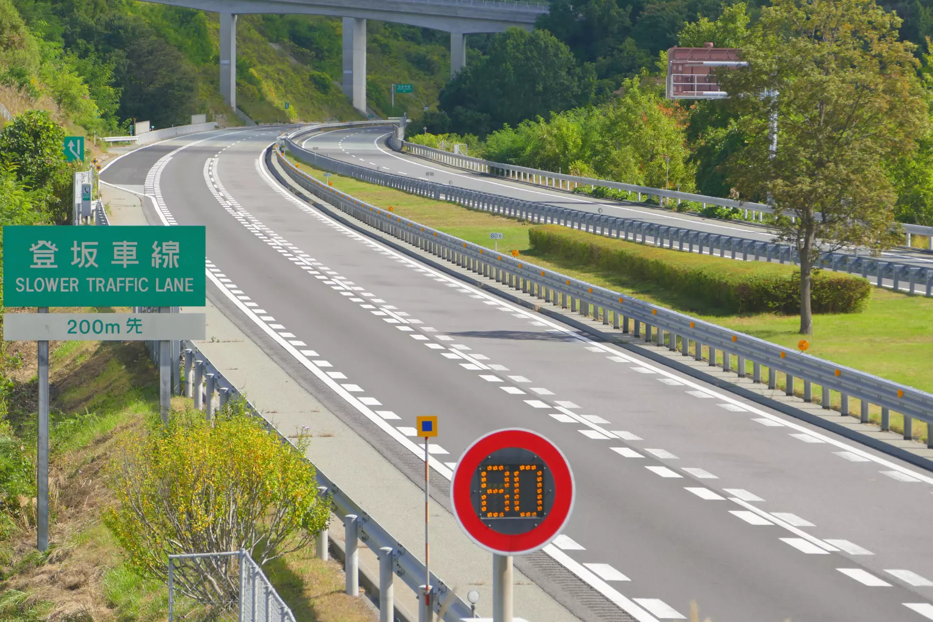 キャンピングカーで高速道路を走行する際の注意点