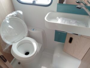 ADRIA AVIVA360DDトイレ＆シャワー