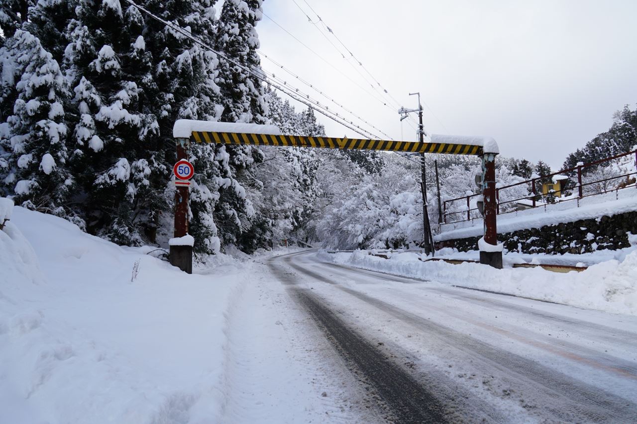 キャンピングカーで雪道を走るときの注意点