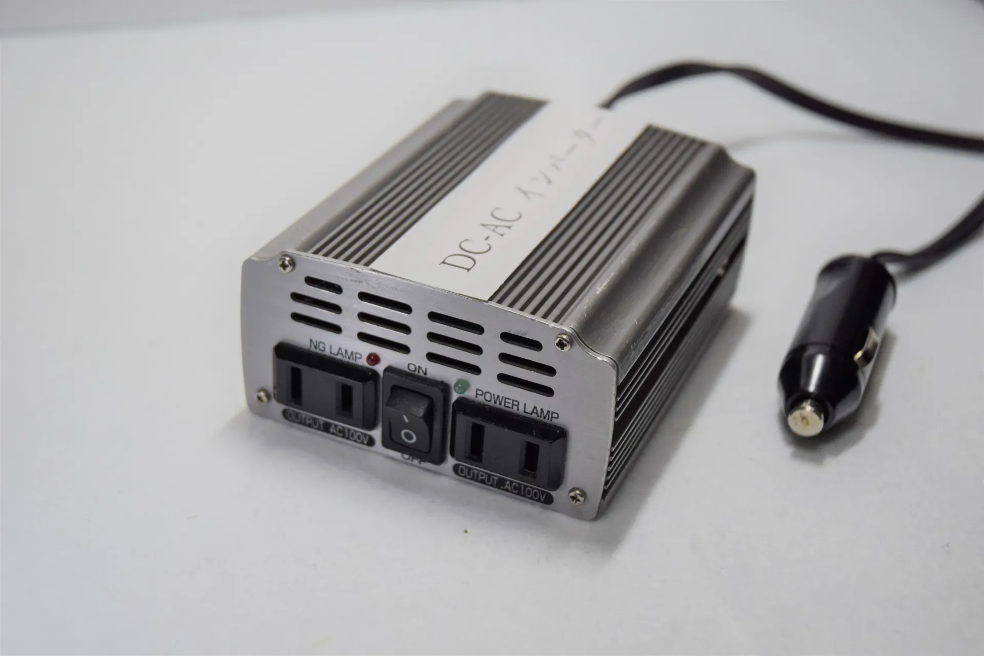 インバーターにはサブバッテリーの電源を変換する役割がある