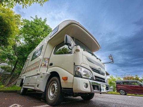 キャンピングカーのキャブコンのコンパクトモデルは扱いやすく初心者にもおすすめ