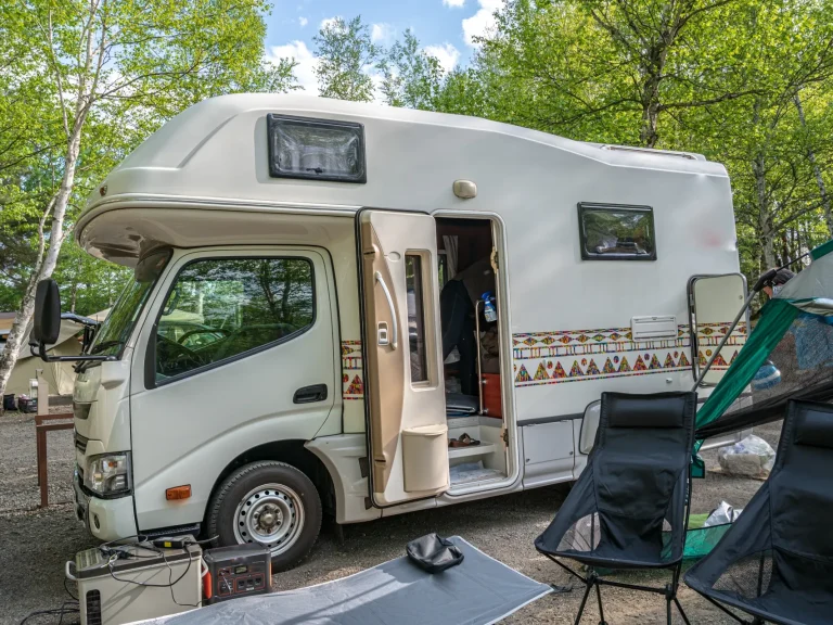 キャンピングカーはサブスクで定額利用できる│レンタルとの違いや特徴・注意点を確認